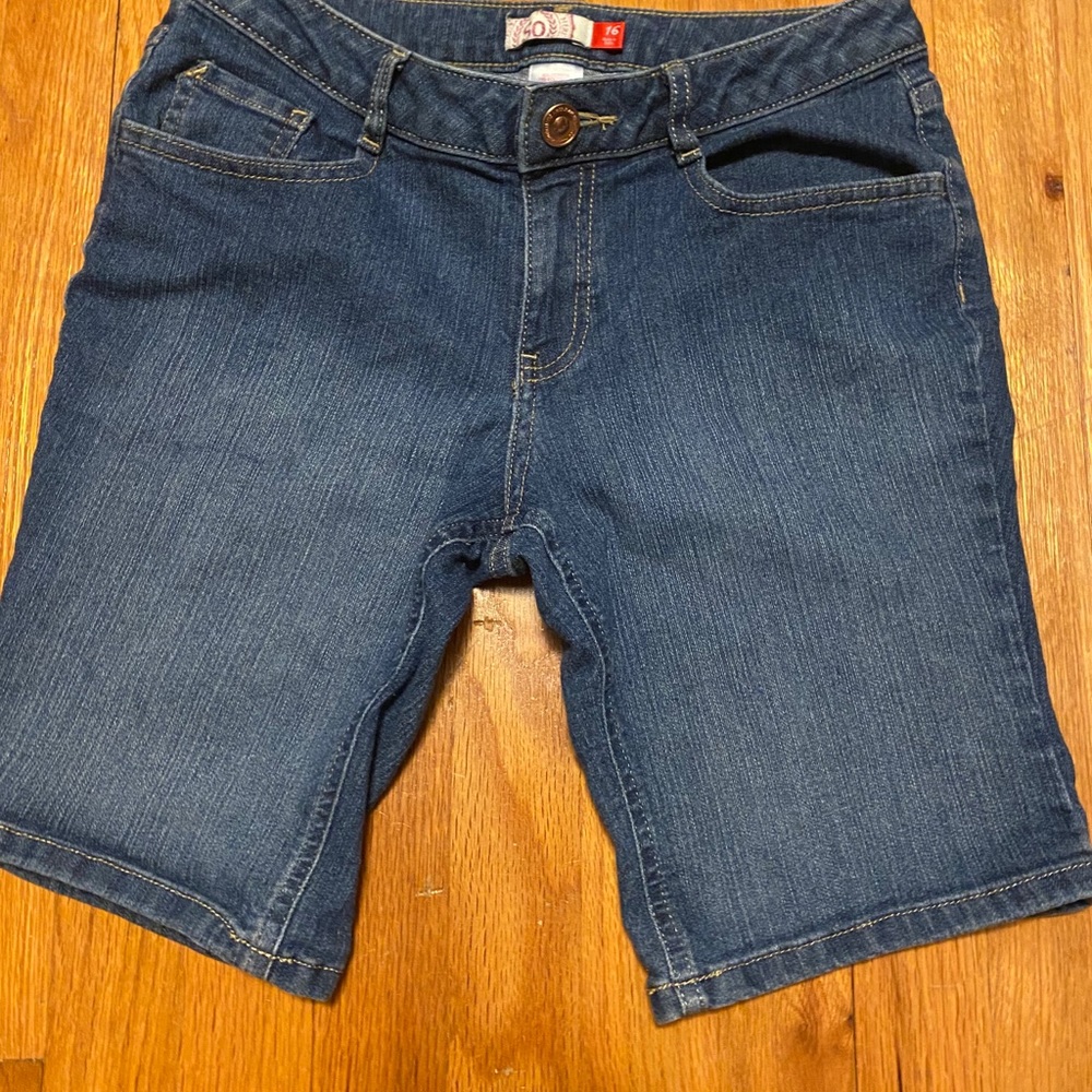 SO size 16 knee long denim shorts